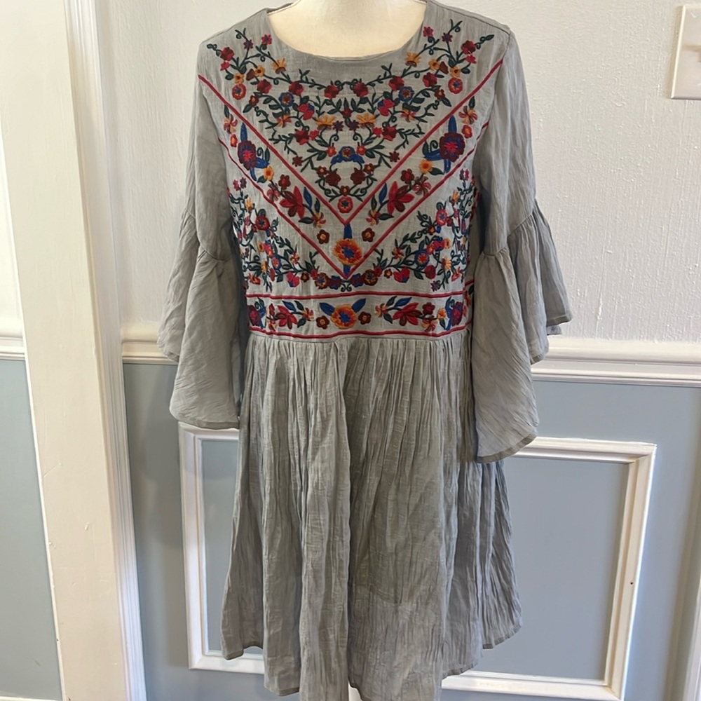 GREY EMBROIDERED DRESS WITH FLOWY SLEEVES - SIZE S